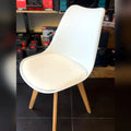 Silla Nórdica Blanca con Cojín y Patas de Madera