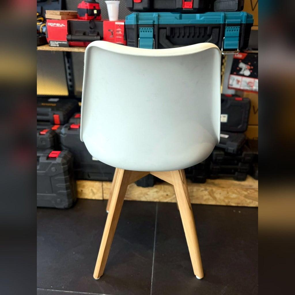 Silla Nórdica Blanca con Cojín y Patas de Madera