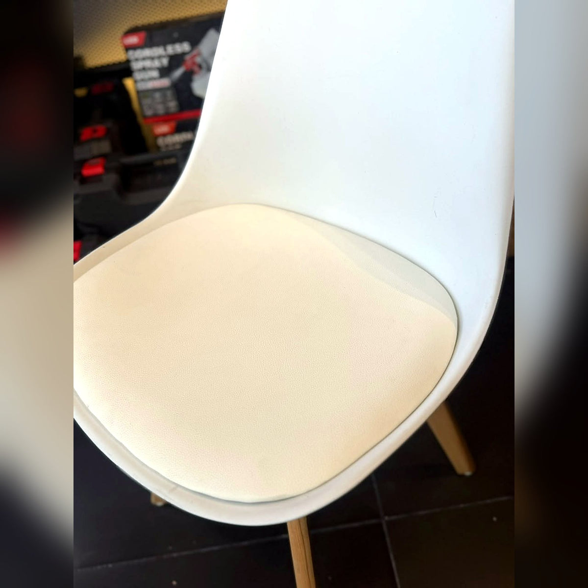 Silla Nórdica Blanca con Cojín y Patas de Madera